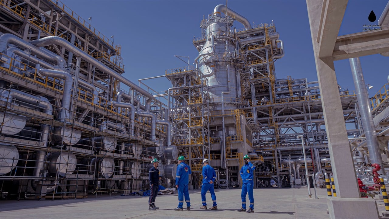 الشركة الهندية بمصفى كربلاء توقف التشغيل وتنظم تظاهرة أمام الإدارة (صور)