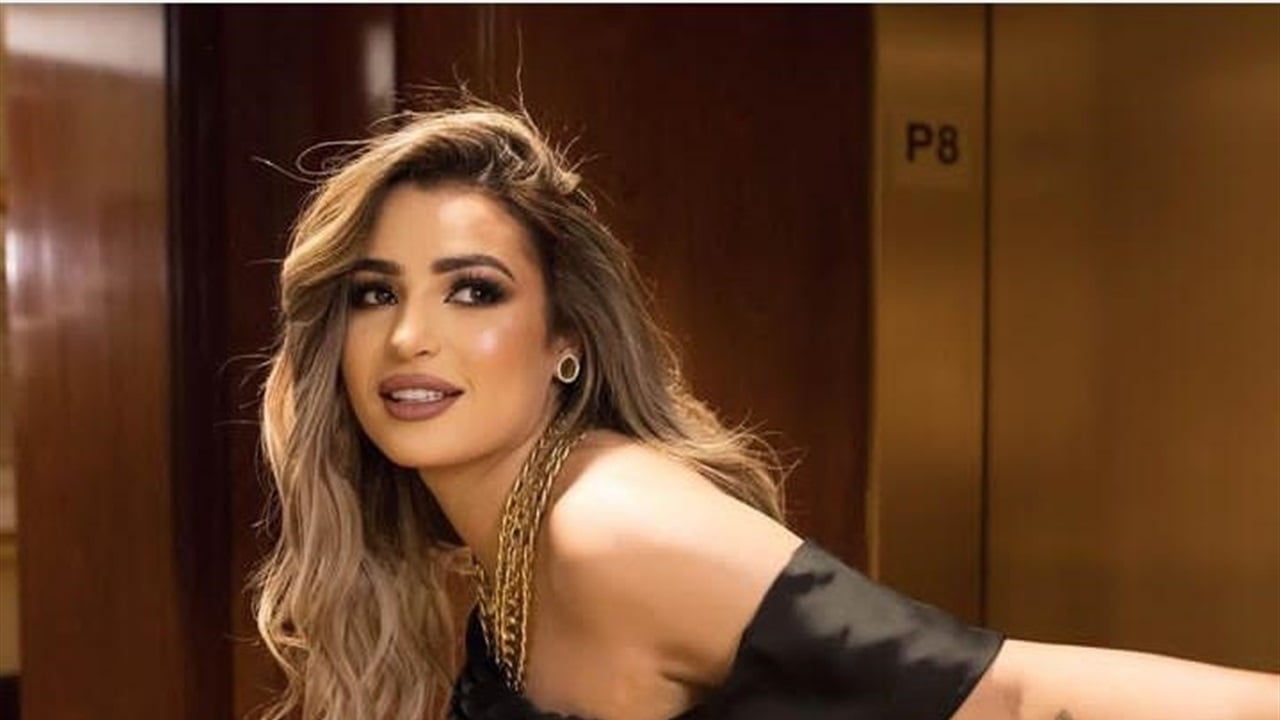 استغاثة على البث المباشر.. فنانة مصرية مشهورة تتعرض للضرب من برلماني سابق