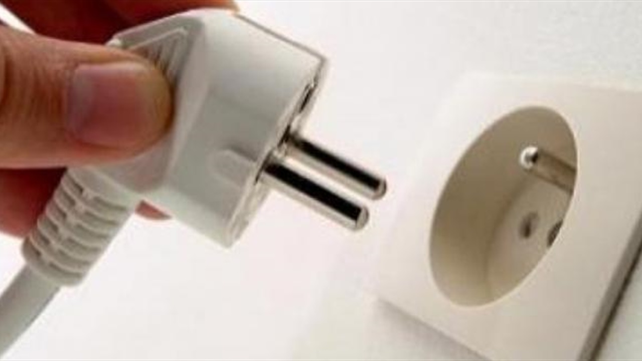 5 أجهزة يجب فصلها عن الكهرباء قبل مغادرة المنزل لأيام