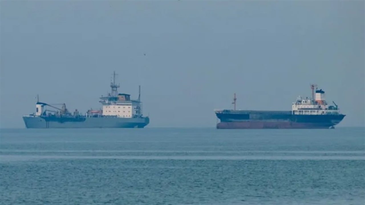 الحوثيون يتبنون رسميا استهداف سفينة في البحر الأحمر: على وشك الغرق