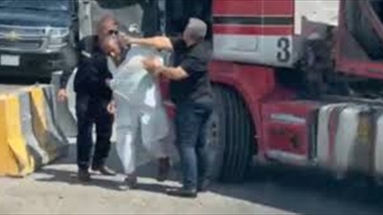 بعد انتشار فيديو للحادثة.. إجراءات قانونية بحق موظف اعتدى على سائق شاحنة في أم قصر