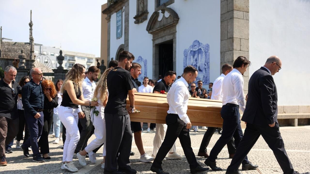نجم ليفربول يكسر صمته بعد الانتقادات الحادة لغيابه عن جنازة جوتا
