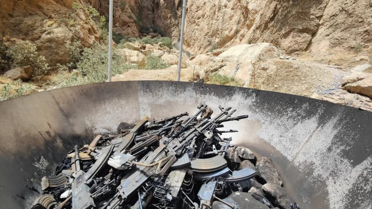 مشاهد من تسليم وحرق &quot;العمال الكردستاني&quot; أسلحته في العراق