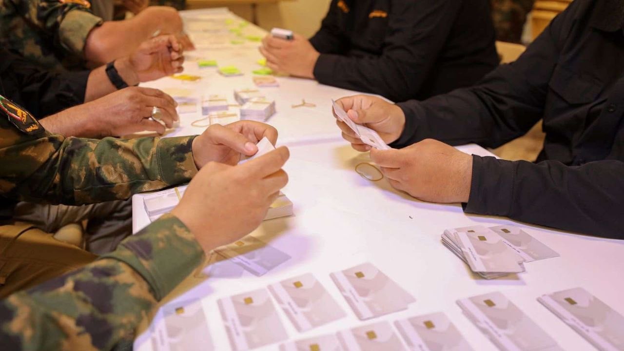 الحشد الشعبي يصدر توضيحاً بشأن بطاقات الرواتب الجديدة