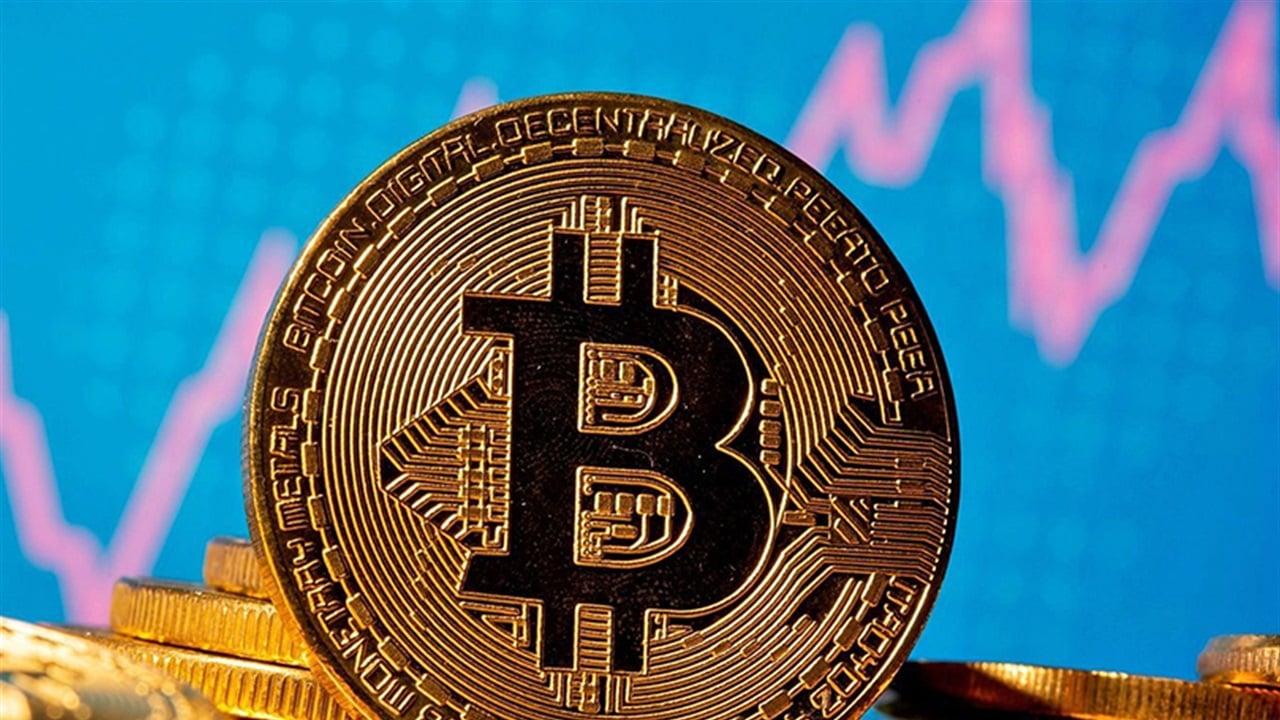 عملة &quot;البيتكوين&quot; تتجاوز حاجز 121 ألف دولار