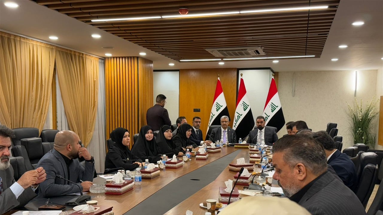 استضافة برلمانية لوزير النفط ومدير سومو بشأن تقارير &quot;مزج&quot; النفط الإيراني بالعراقي وتهريبه