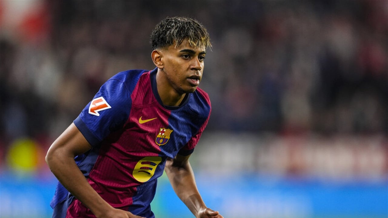 برشلونة يعلن تجديد عقد يامال ومنحه رقم 10