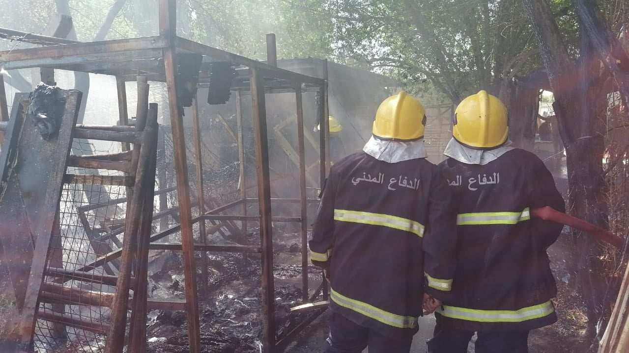 السيطرة على حريق داخل معمل مجهول الاستخدام في بغداد (صور)