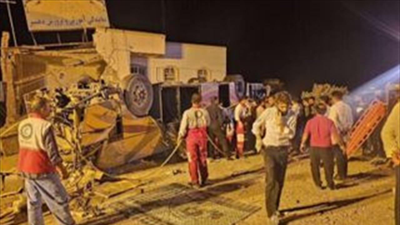 21 قتيلا و29 مصابا بانقلاب حافلة في إيران