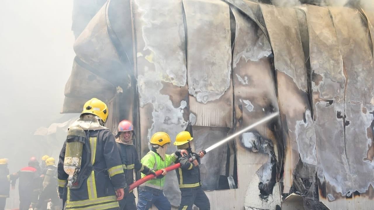 فرق الدفاع المدني تعلن السيطرة على حريق مخازن النهضة