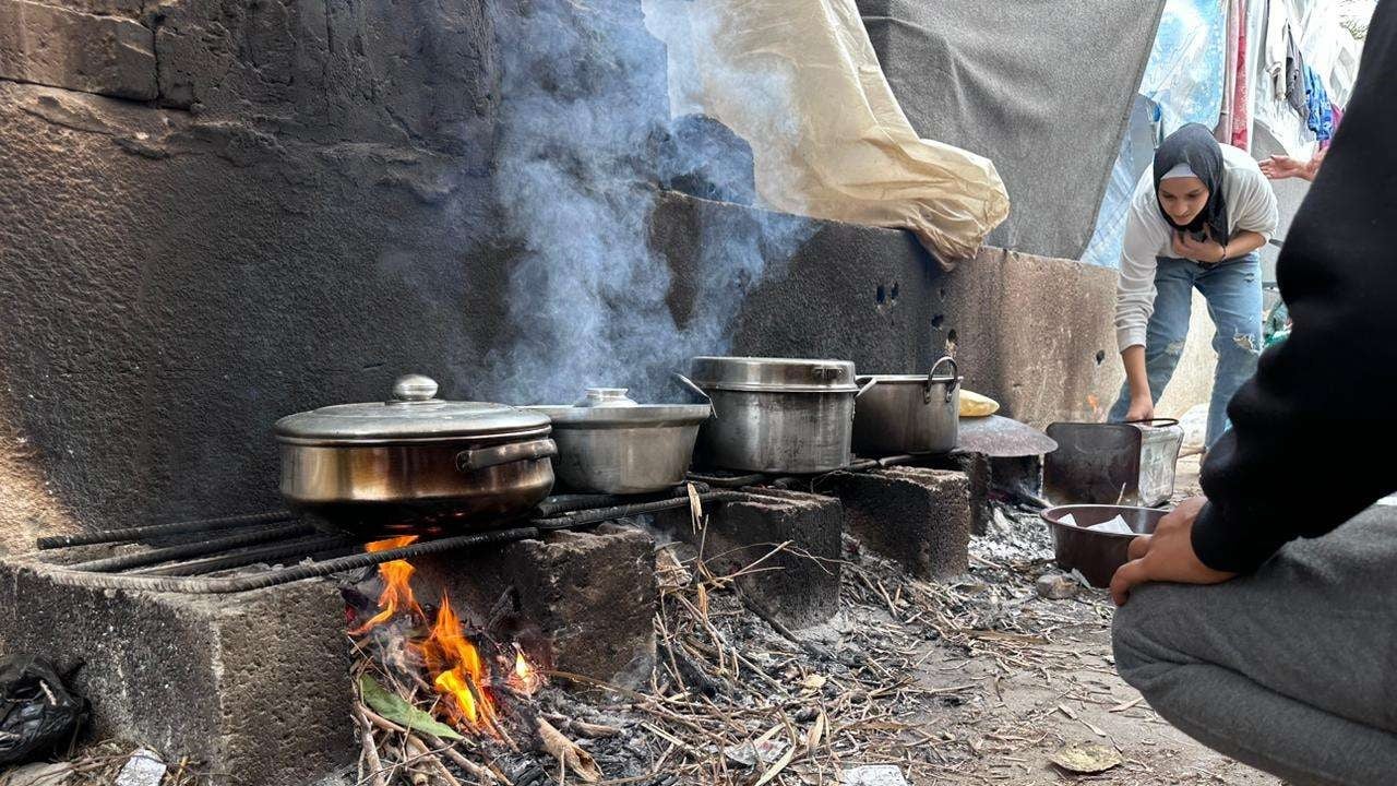 سعر الحطب في غزة يقفز 1500% وسط انعدام الوقود