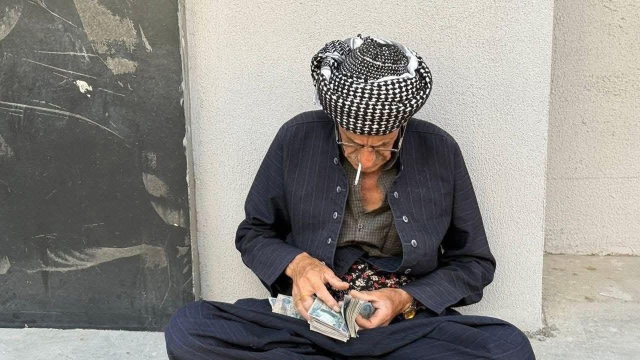 بالصور.. موظفو ومتقاعدو الإقليم خلال تسلمهم الرواتب
