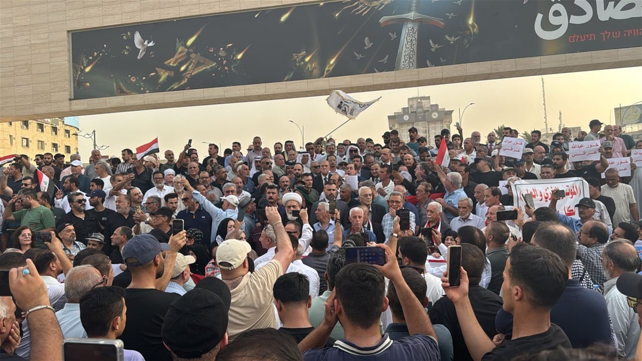 تظاهرة واسعة بساحة التحرير احتجاجاً على ملف خور عبدالله (صور)