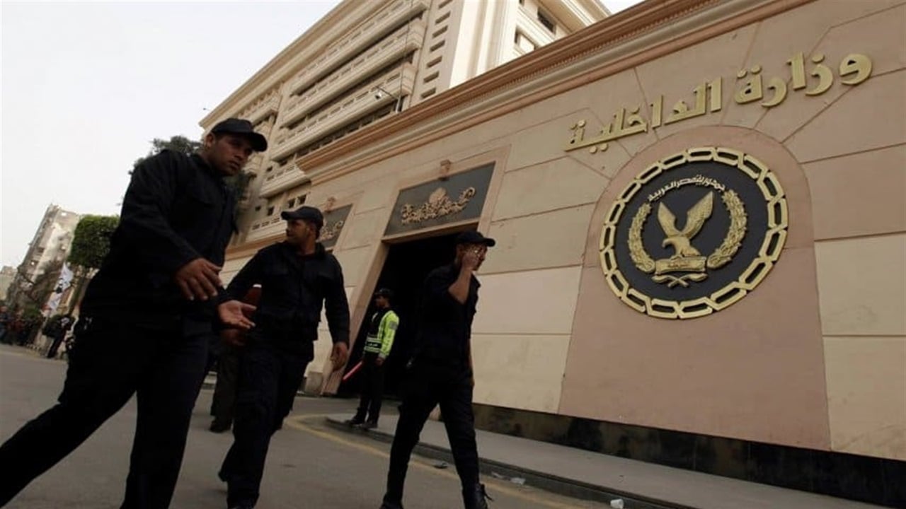 فيديو تعذيب يهز السوشال ميديا.. سلاسل وصعق كهربائي بسبب القمامة