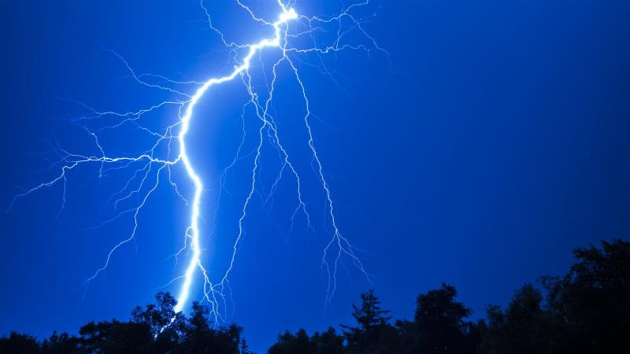بضربه البرق.. إصابة لاعب كرة قدم بجروح خطيرة