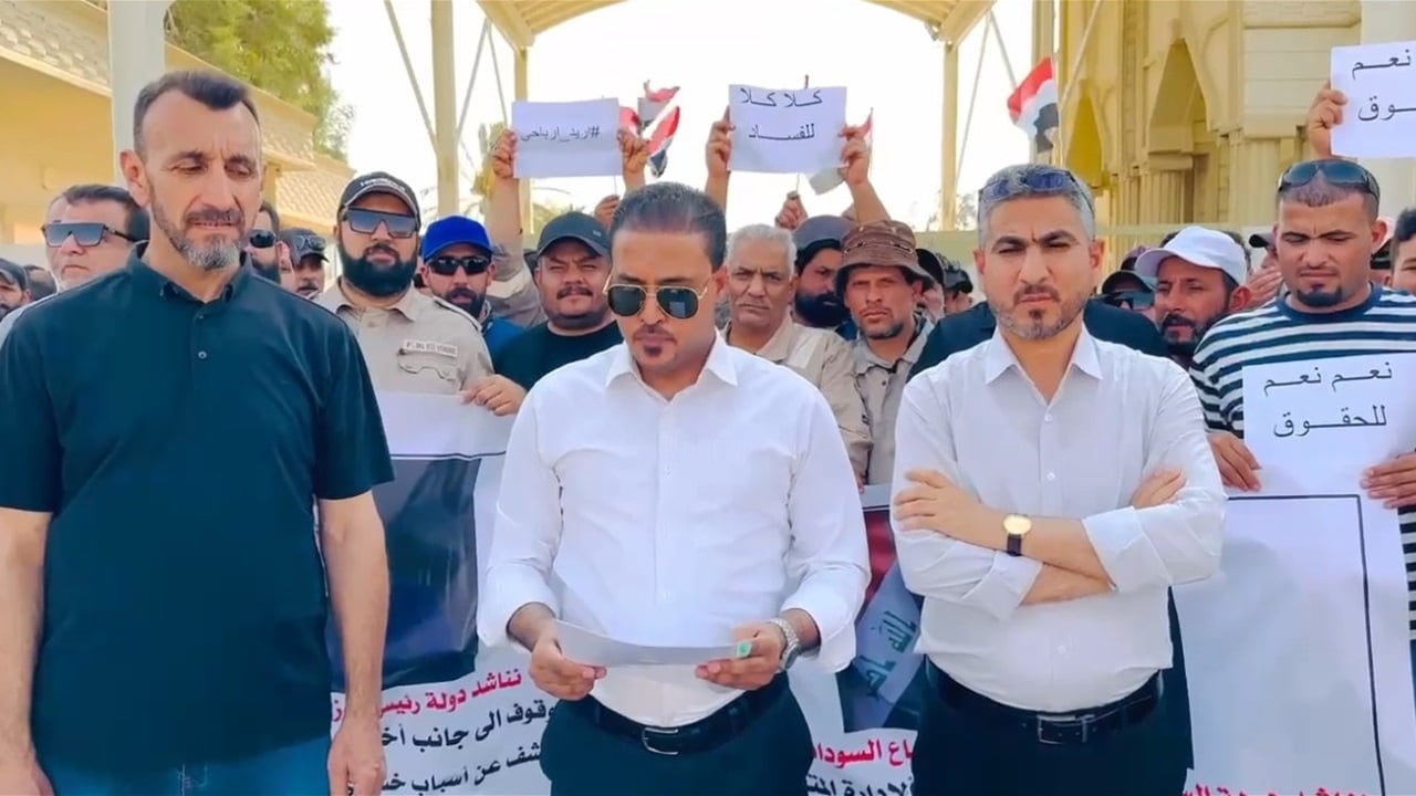 العشرات من منتسبي النفط يتظاهرون في الشعيبة للمطالبة بمستحقاتهم من &quot;الأرباح&quot;