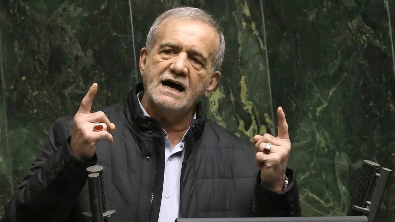 تفاصيل جديدة من محاولة اغتيال الرئيس الإيراني.. خرج من فتحة وسط الركام