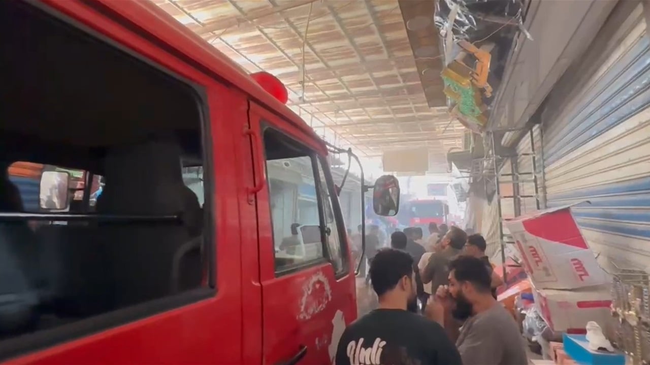 اندلاع حريق في سوق قرب مرقد &quot;عبدالله بن علي&quot; في البصرة (فيديو)