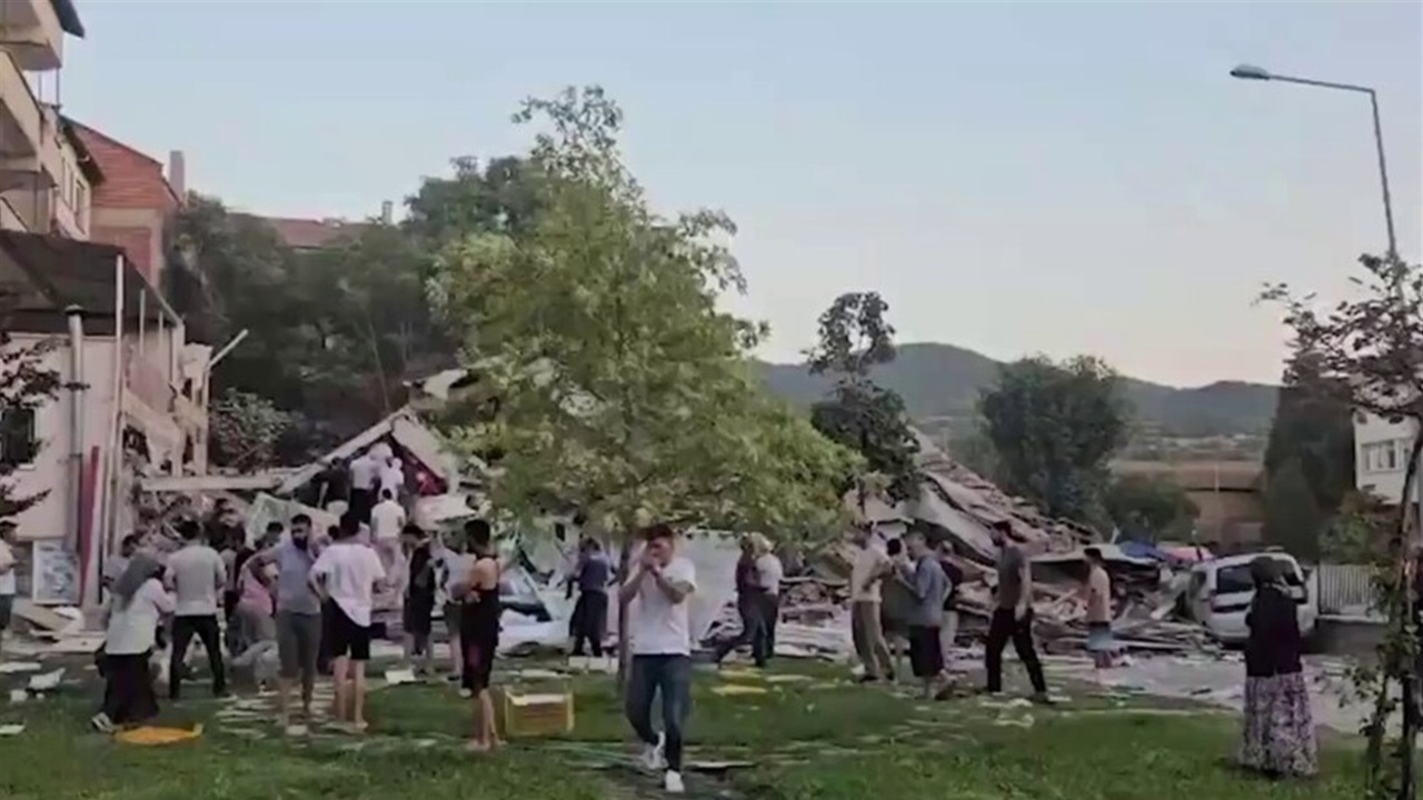 تركيا.. &quot;زلزال باليكيسير&quot; يدمر عددا من المباني والمنازل