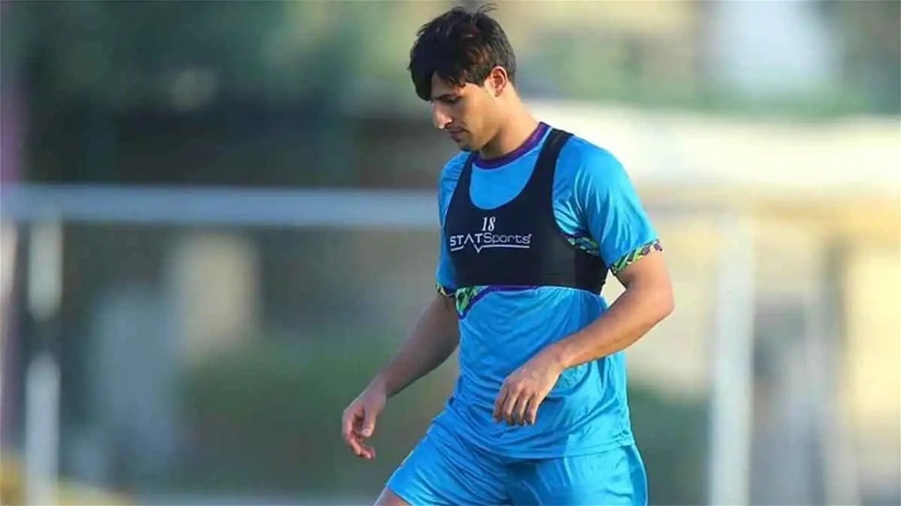 مهاجم المنتخب الوطني يفجر جدلا بعد نشره صورة