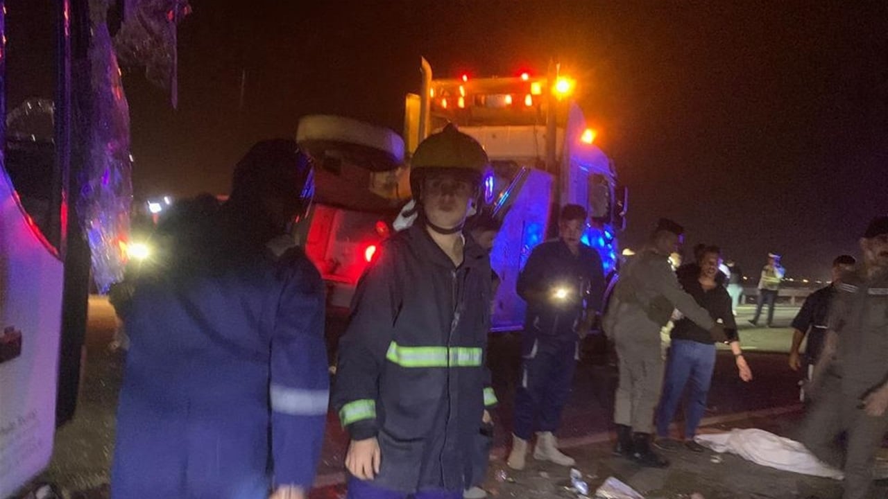 7 وفيات و40 مصاباً بانقلاب حافلة تقل زواراً في البصرة
