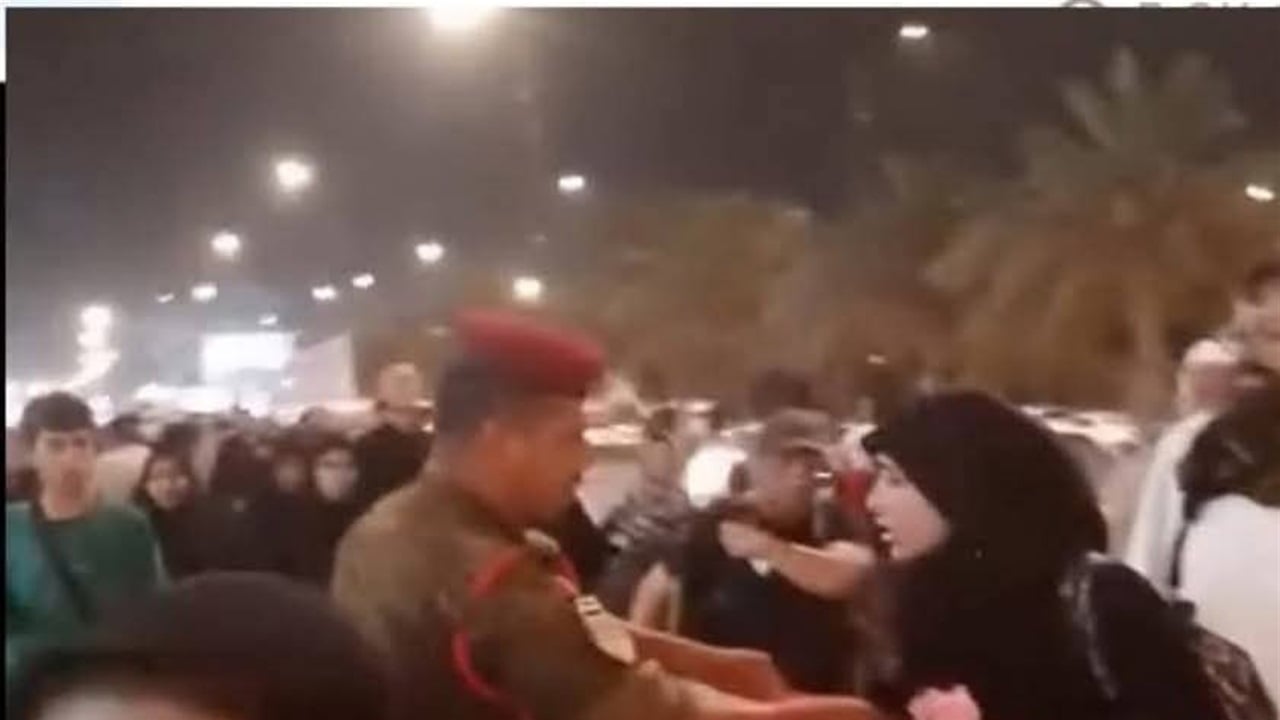 جدل وانقسام بالرأي حول سحب العلم الإيراني من زائرة في كربلاء المقدسة