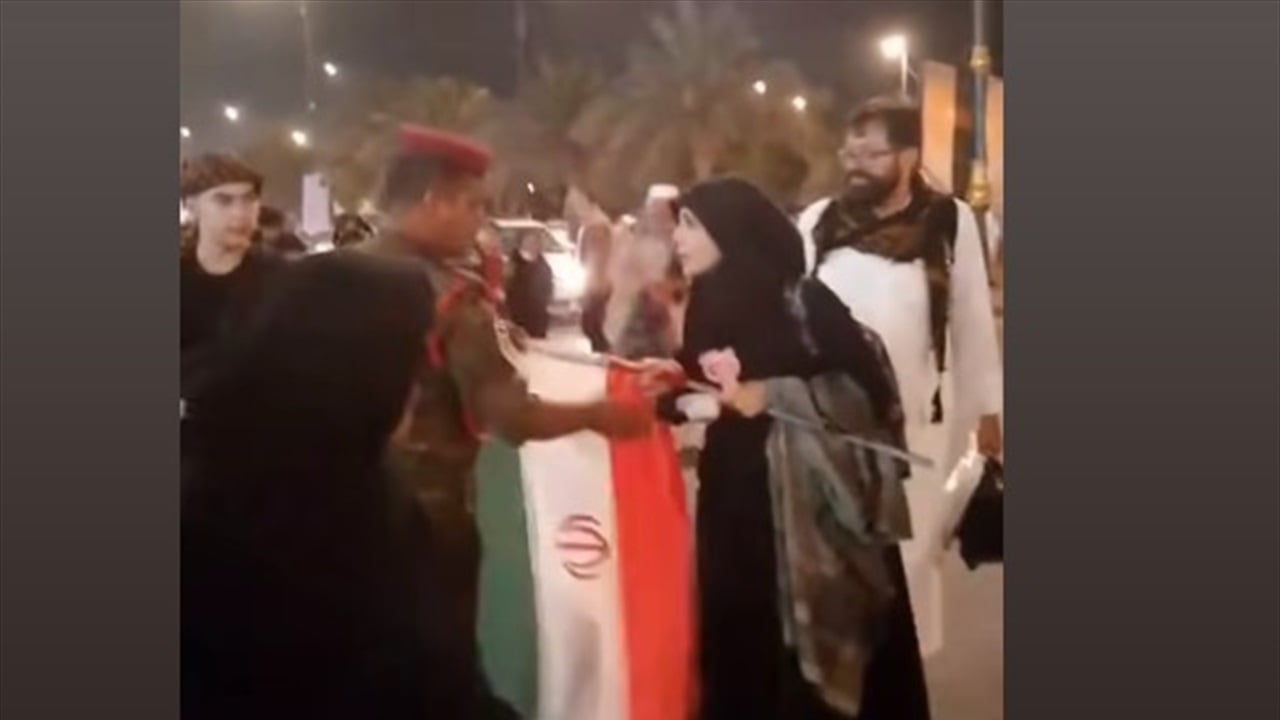 مستندًا الى مادة قانونية صريحة.. محامٍ يتكفل بالدفاع عن المنتسب الذي سحب العلم الإيراني