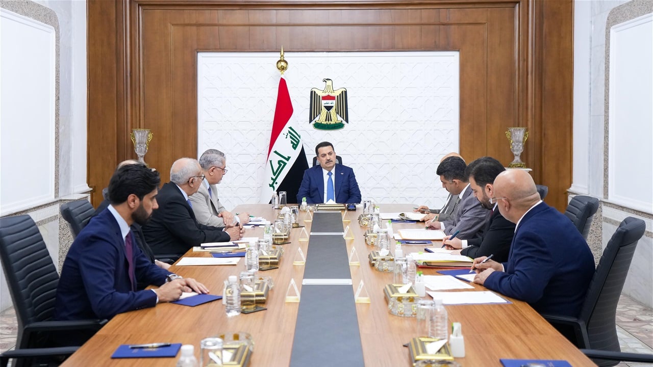 اجتماع حكومي يناقش آليات تطوير صناعة المشتقات النفطية وزيادة انتاجها وتسويقها