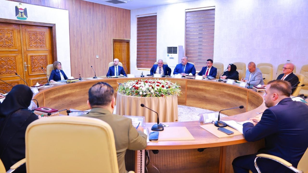 اللجنة العليا لإغاثة ودعم النازحين تبحث اعتبار العوائل الساكنة في المخيمات مندمجة في المجتمع