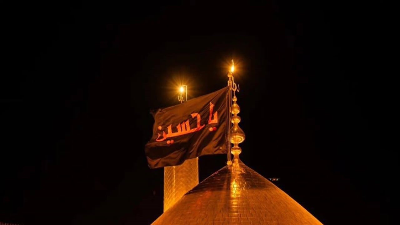 بالصور.. استبدال الراية السوداء لمرقد الإمام الحسين (عليه السلام)