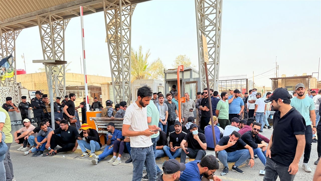 خريجون غاضبون يغلقون بوابة شركة نفط البصرة