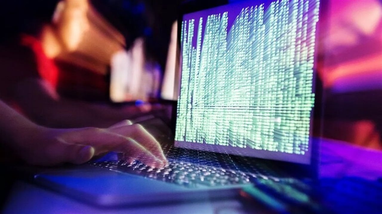 خبير عراقي يحذر من وسائل &quot;تهكير&quot; جديدة: انتبهوا لمن يضع هاتفه بقربكم