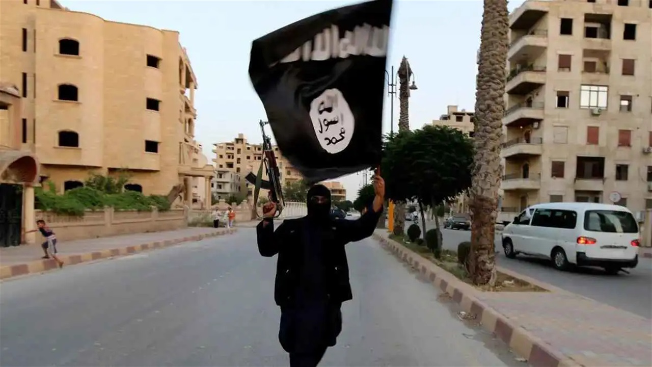 داعشي يعود للظهور في دير الزور والسلطات تتغاضى عنه