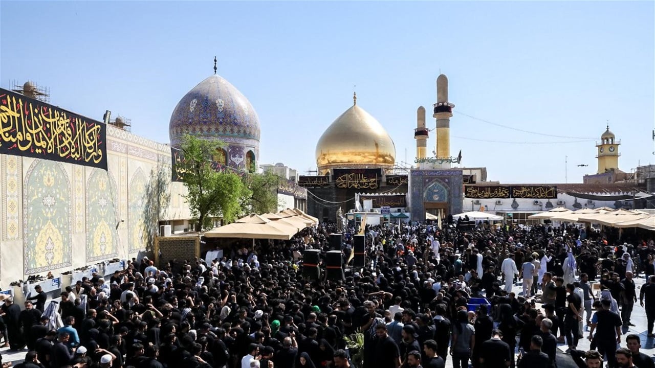 توافد آلاف المعزين لإحياء ذكرى استشهاد الإمام الحسن العسكري (ع) في سامراء (صور)