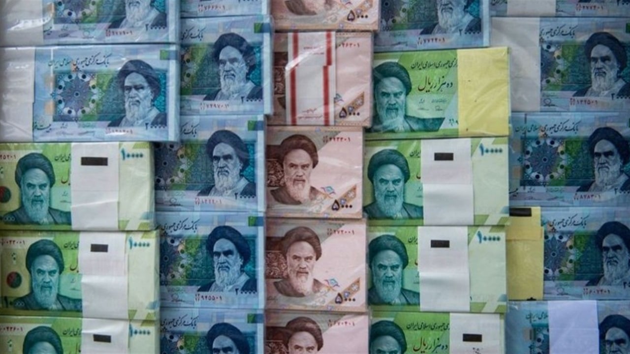 الريال الإيراني يهبط صوب أدنى مستوياته 