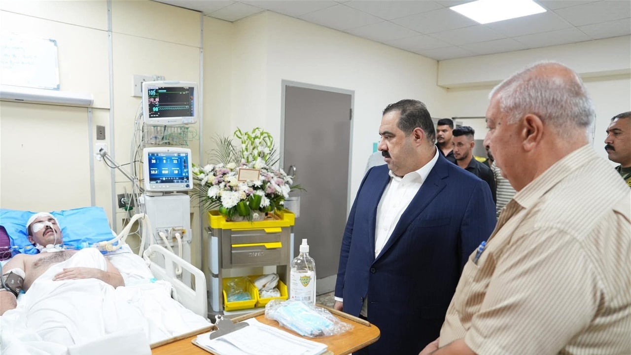 السامرائي يزور ضابطا أصيب في العمارة