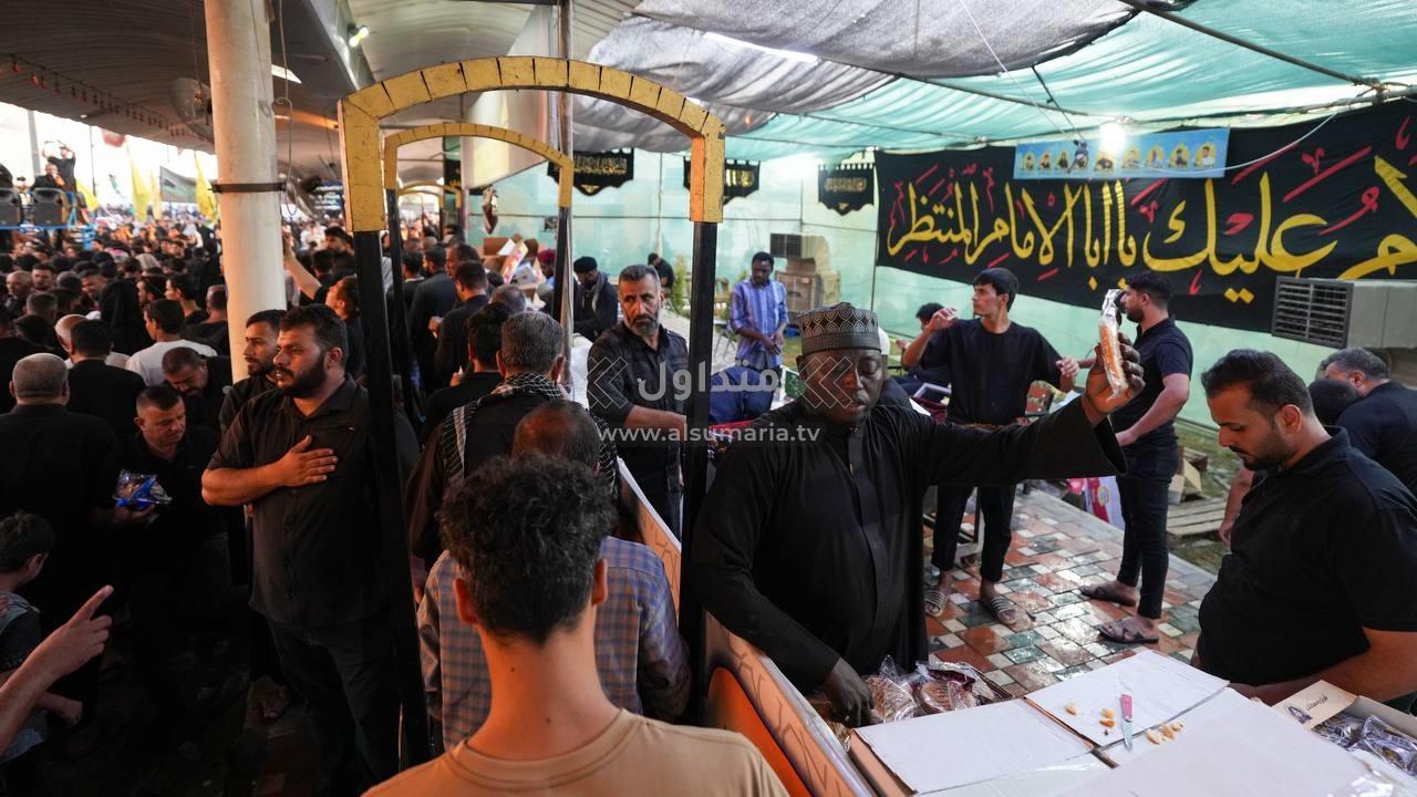 بالصور من سامراء.. زوار أفارقة يشاركون بخدمة الزائرين