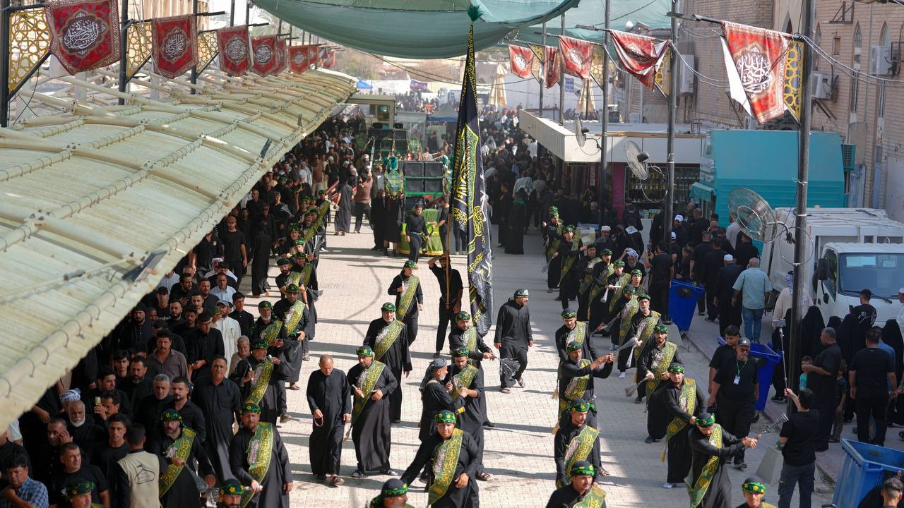 نيجيري بعمر 4 سنوات.. السومرية توثق أصغر &quot;خادم&quot; في موكب حسيني بسامراء (صور)