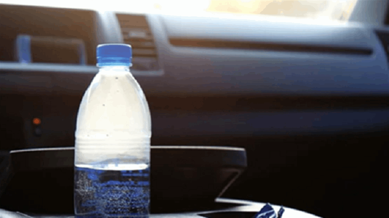 ماذا يحدث لجسمك إذا بقيت زجاجة ماء في سيارتك؟ 