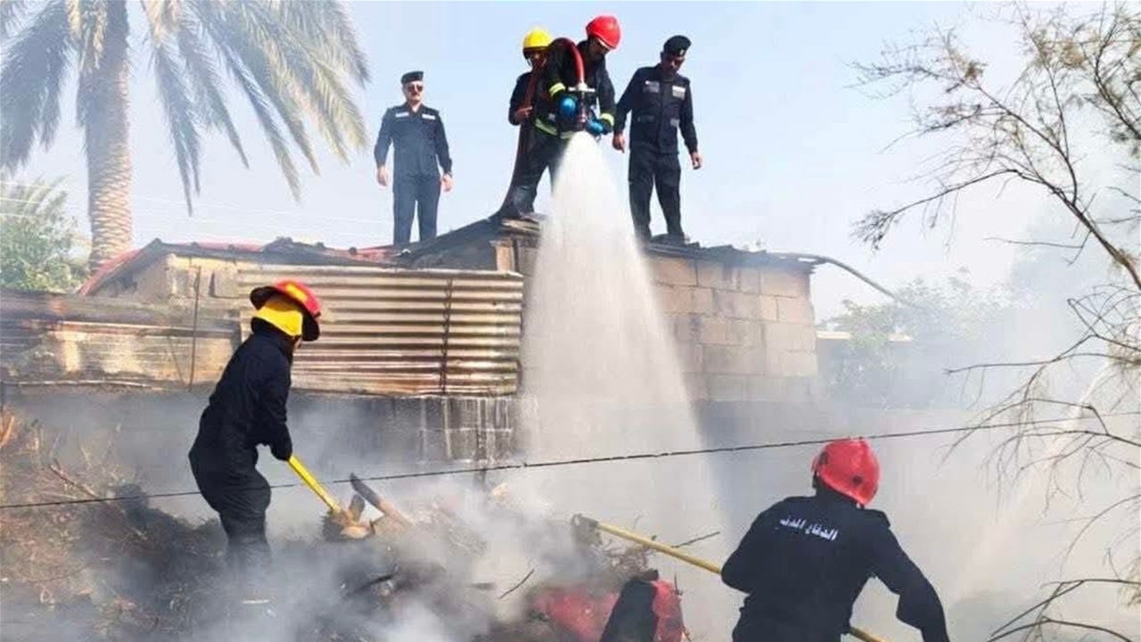 السيطرة على حريق اندلع في مجمع كرفانات عشوائية بالأنبار (صور)