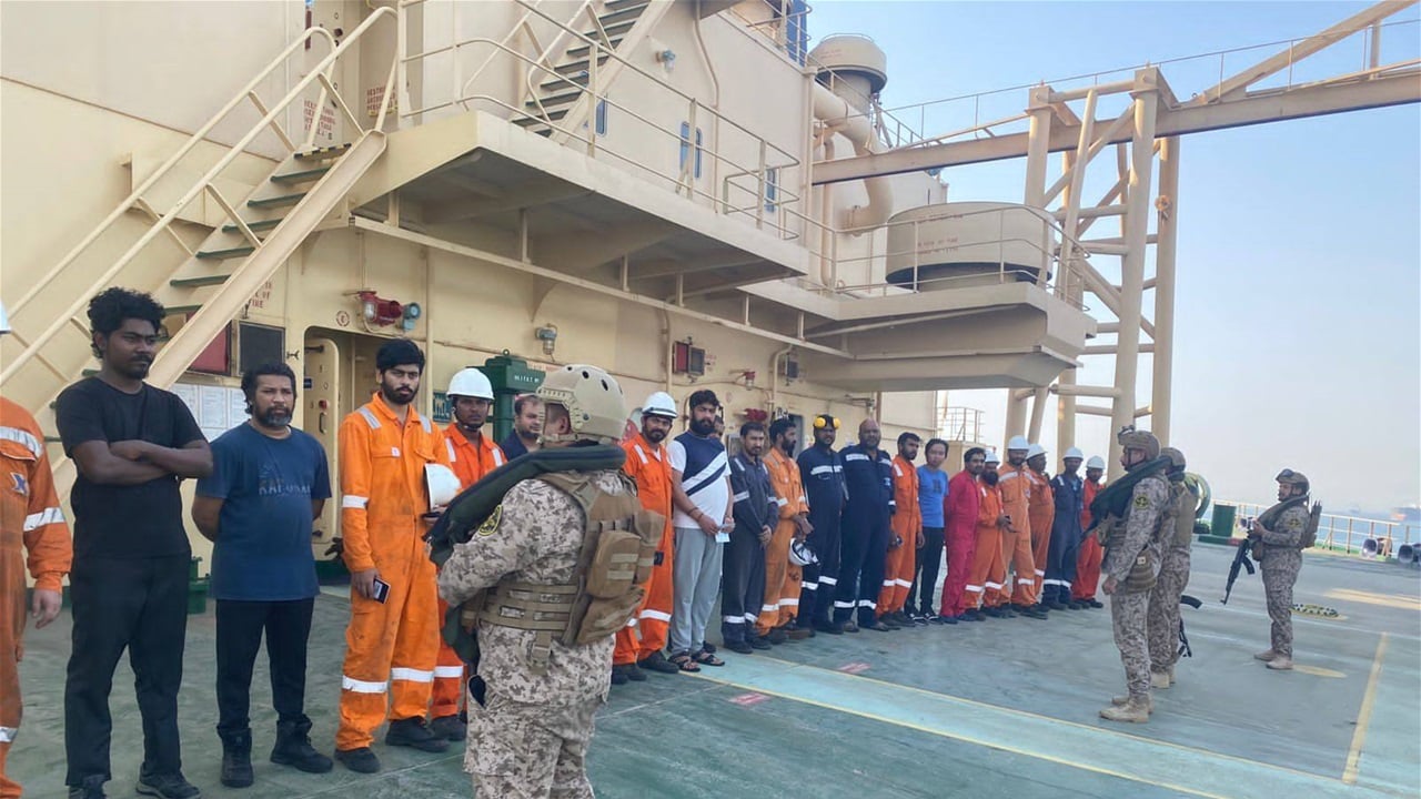 بالتزامن مع &quot;شبهات خلط النفط الإيراني&quot;.. القوات البحرية العراقية تفتش الناقلات بالمياه الاقليمية (صور)