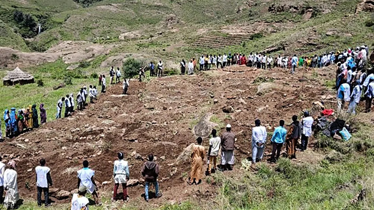 السودان.. انتشال 370 جثة من موقع الانزلاق الأرضي