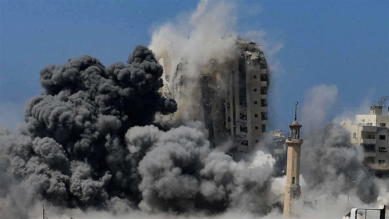 وزير دفاع إسرائيل &quot;يتباهى&quot; بتدمير برج السوسي السكني بمدينة غزة