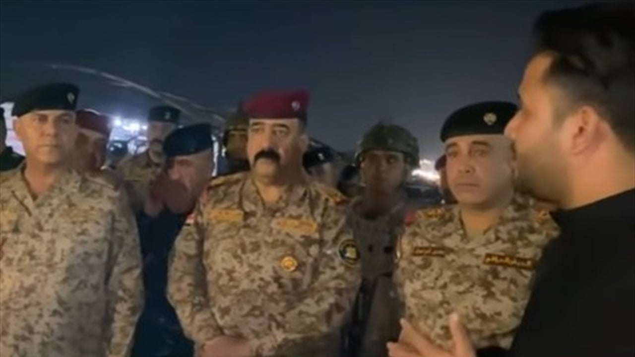 بينما الرصاص يدوي بمعركة منفصلة.. معتصمو منطقة المعامل &quot;يفرشون&quot; معاناتهم امام قائد عمليات بغداد