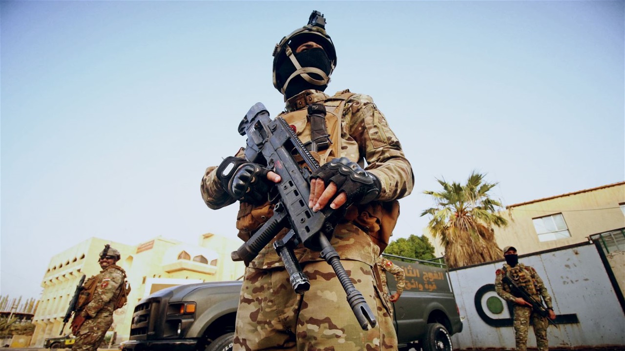 كمين في مقهى يطيح بـ4 أشخاص يلعبون القمار بواسطة هواتفهم وسط بغداد (صور)