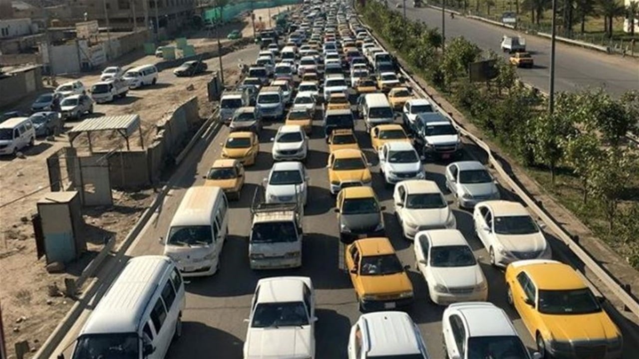 السيارات شبه متوقفة.. ازدحام مروري جديد يخنق بغداد