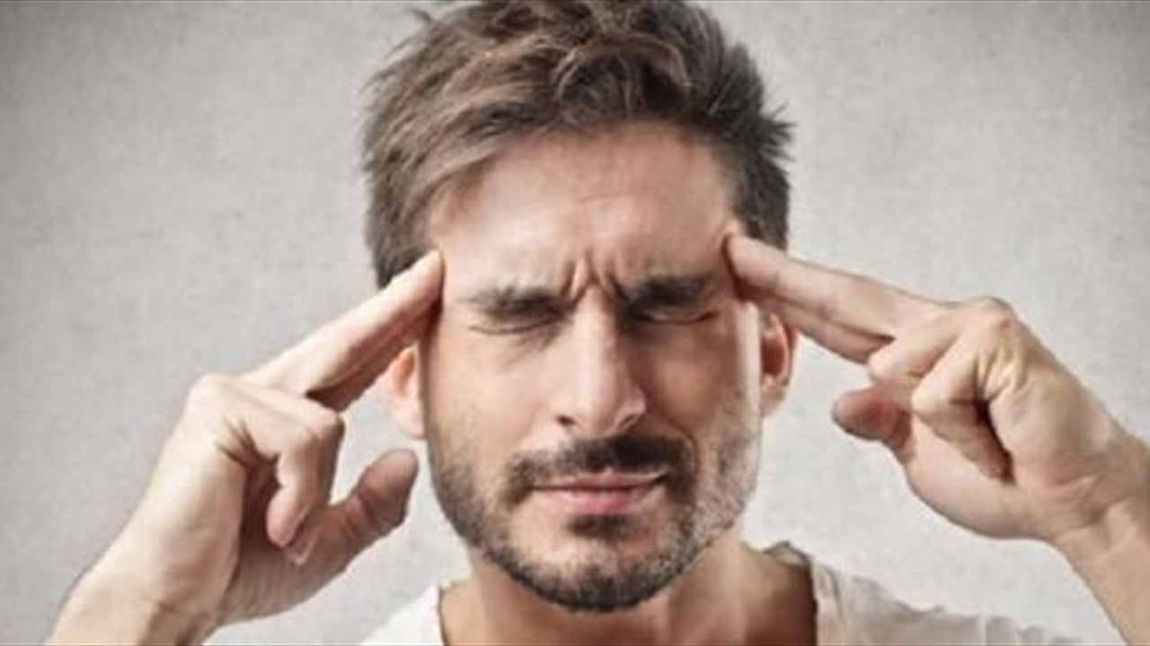 دراسة تحدد أعراض الأمراض التي يكشفها الصداع