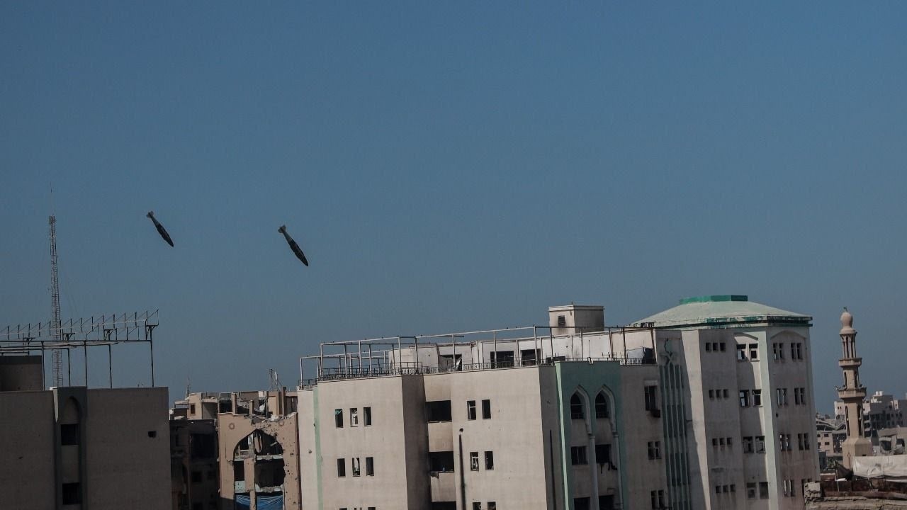 بالصور.. لحظة تدمير مباني الجامعة الإسلامية في غزة