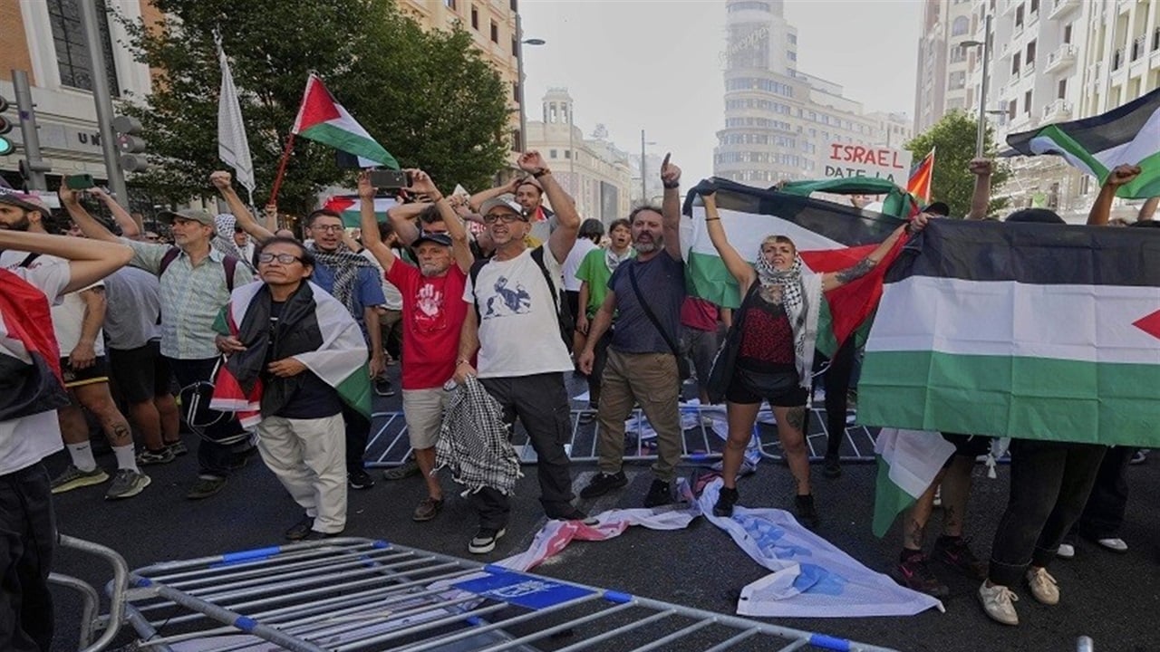 مدريد.. متظاهرون يقطعون شوارع احتجاجا على &quot;مشاركة إسرائيلية&quot;
