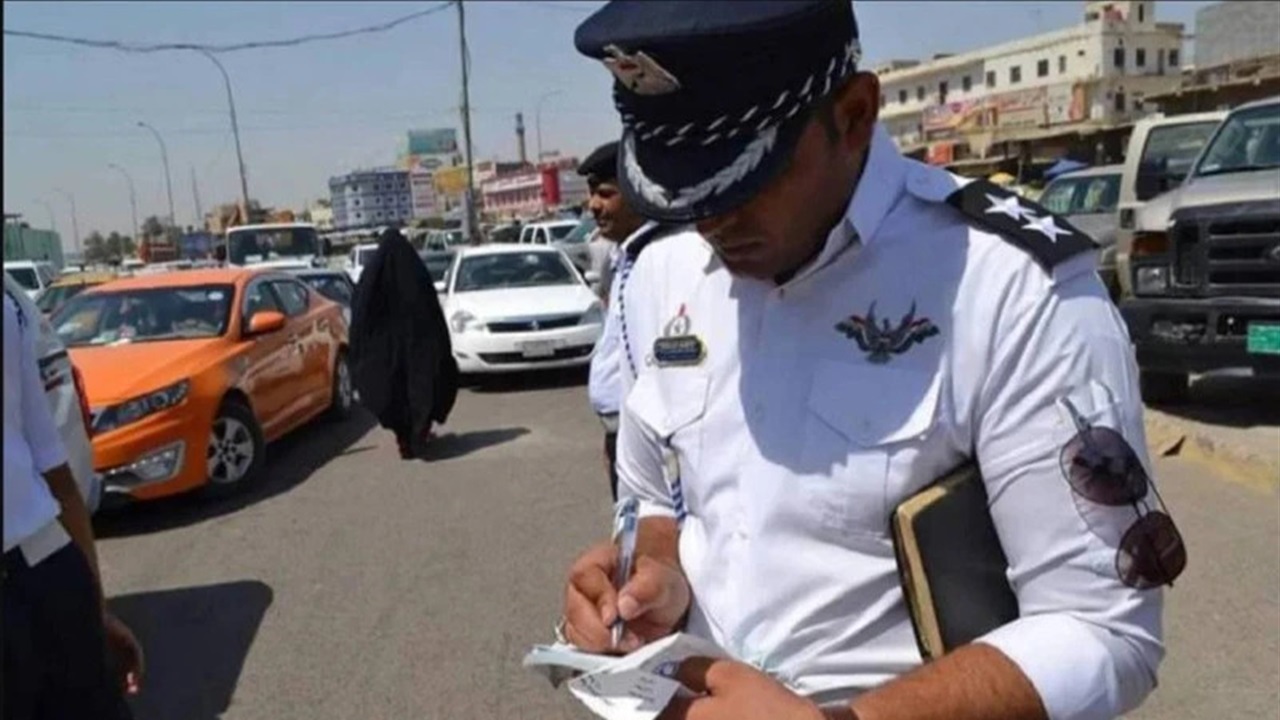 حبس وطرد.. الداخلية تعلن فرض عقوبات على دورية المرور المرتشية بـ&quot;صندوق عصير&quot;
